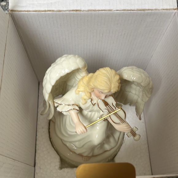 NIB Porcelain Angel Musical - Picture 9 of 16